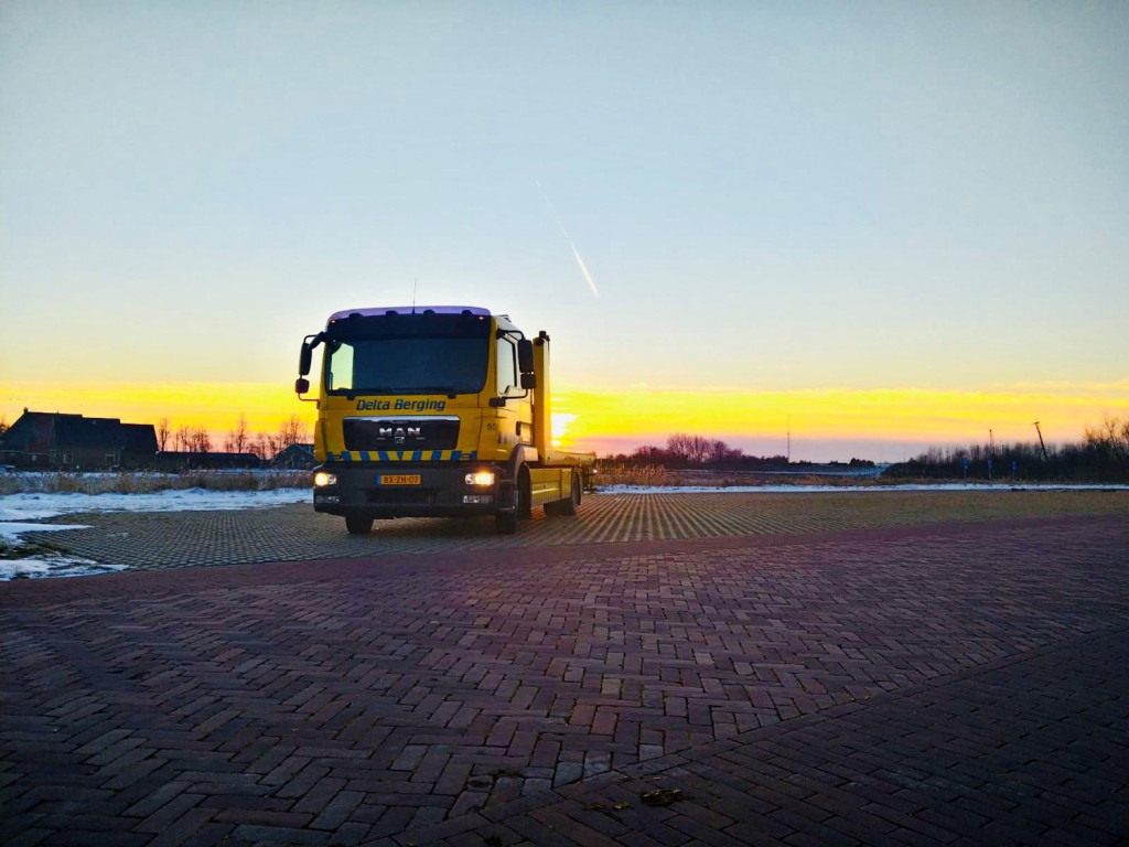 Wagen Delta B&T zonsondergang