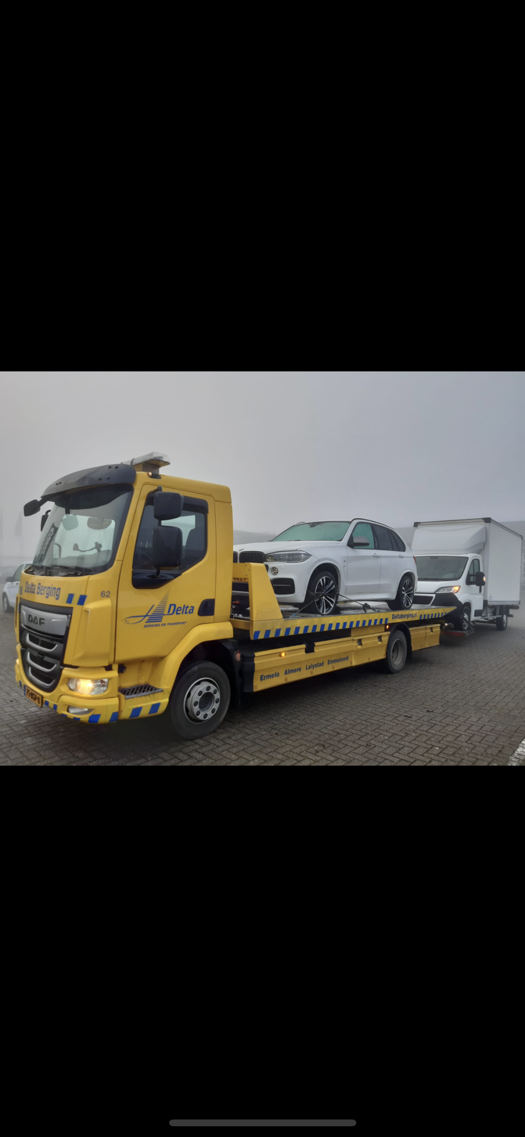 Transport van witte auto