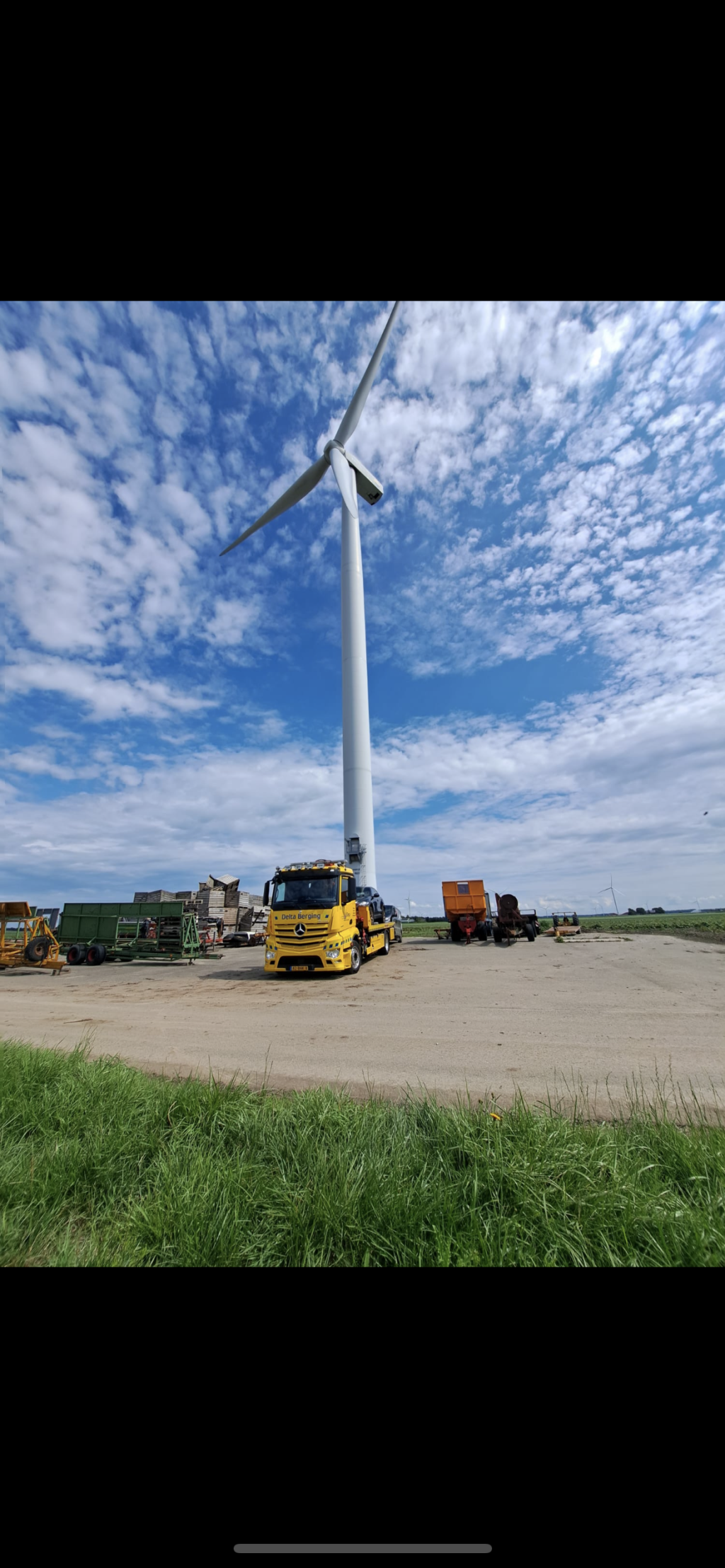 Wagen bij de windmolen