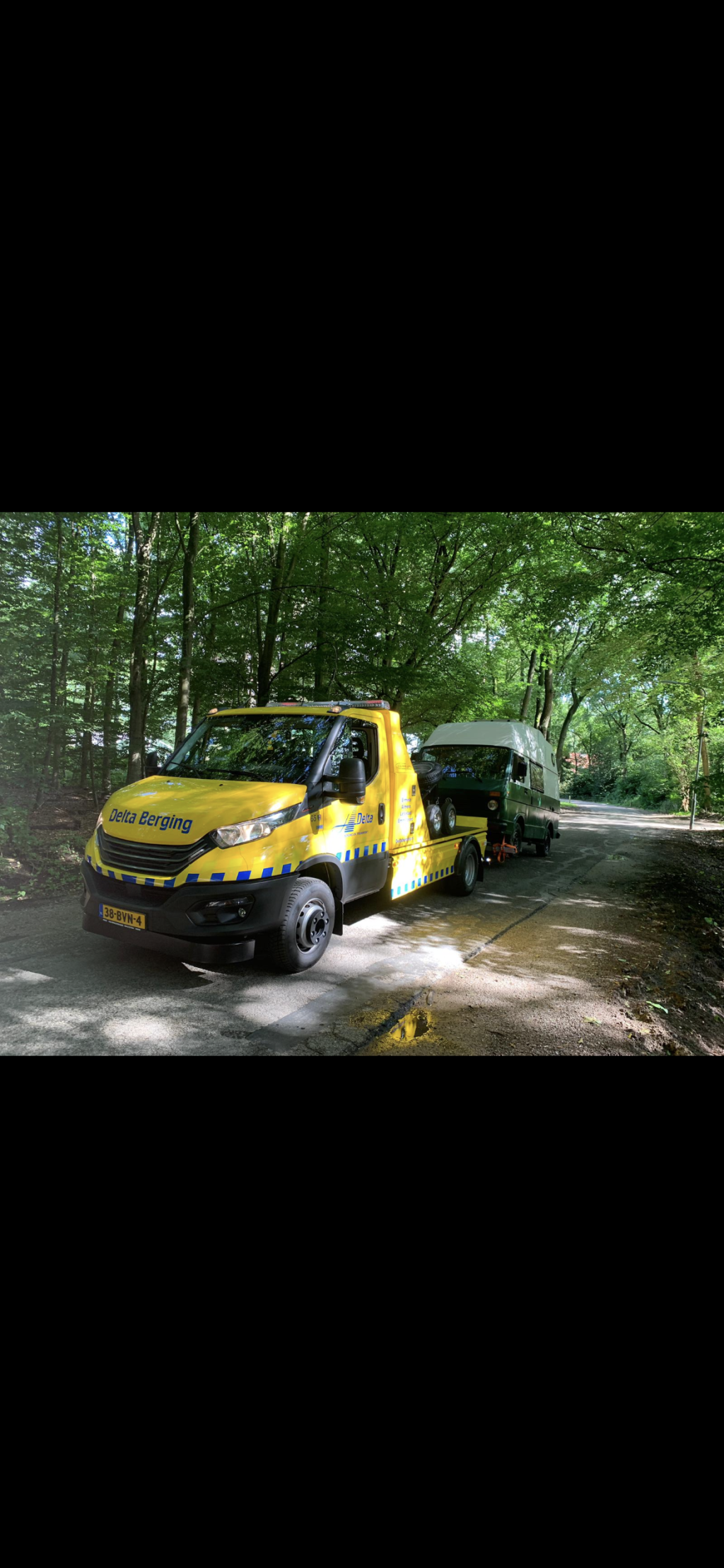 Transport camper in het bos