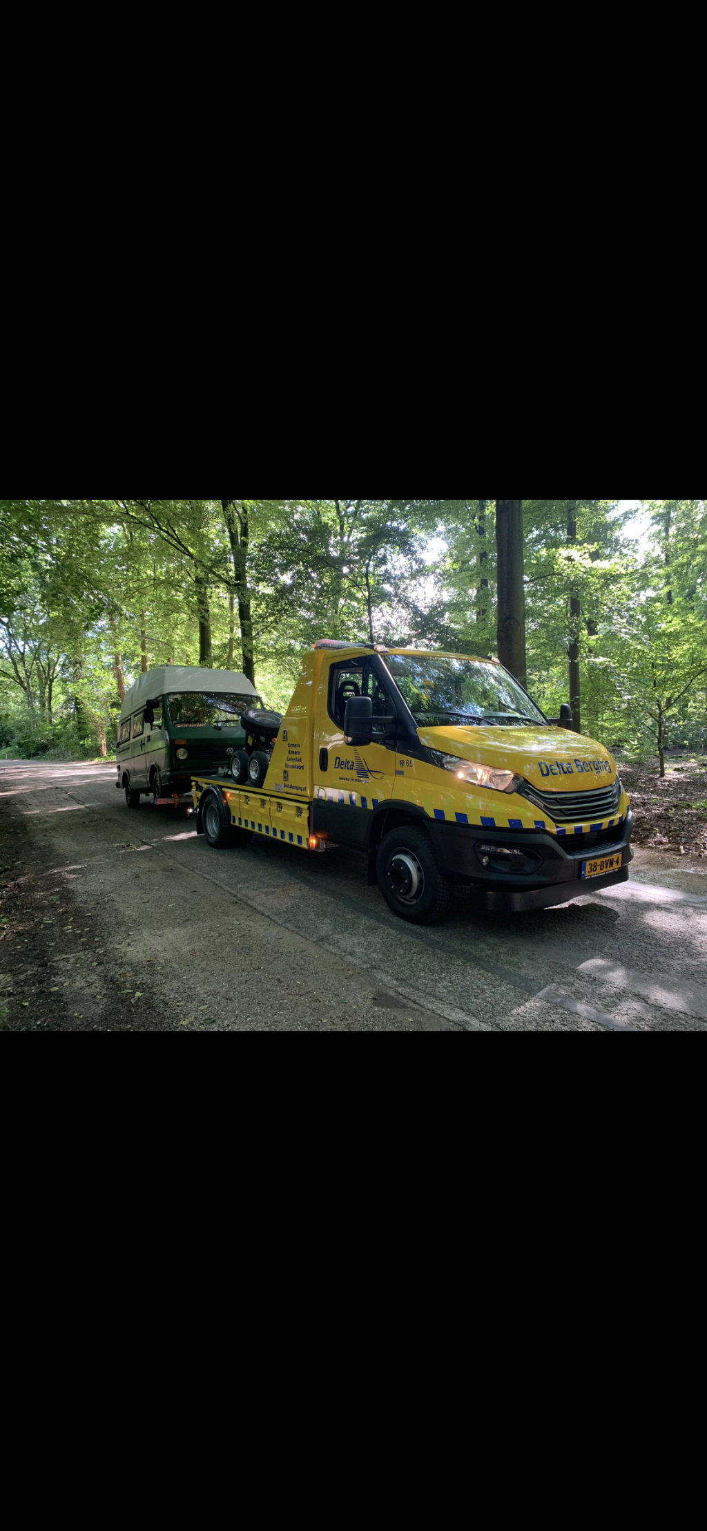 Transport camper in het bos