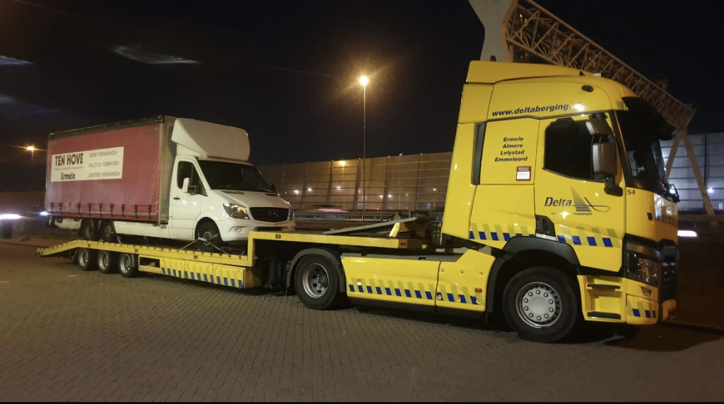 Transport busje in het donker